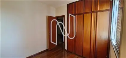 Quarto com armário