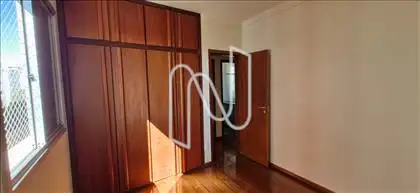 Quarto com armário