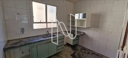 Cozinha com bancada e piso em granito
