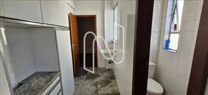 Área de serviços, piso em granito e armários