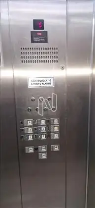 Elevador com tranca