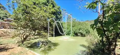 Lago com muitos Peixes e Poço Artesiano  