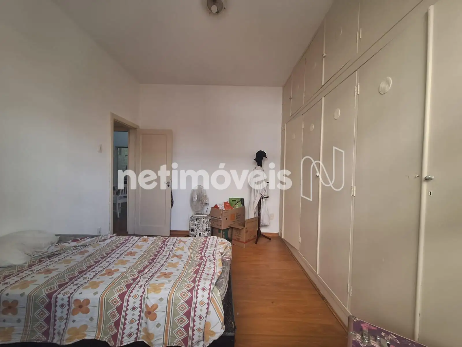 Quartos enormes e armários  6 portas grandes