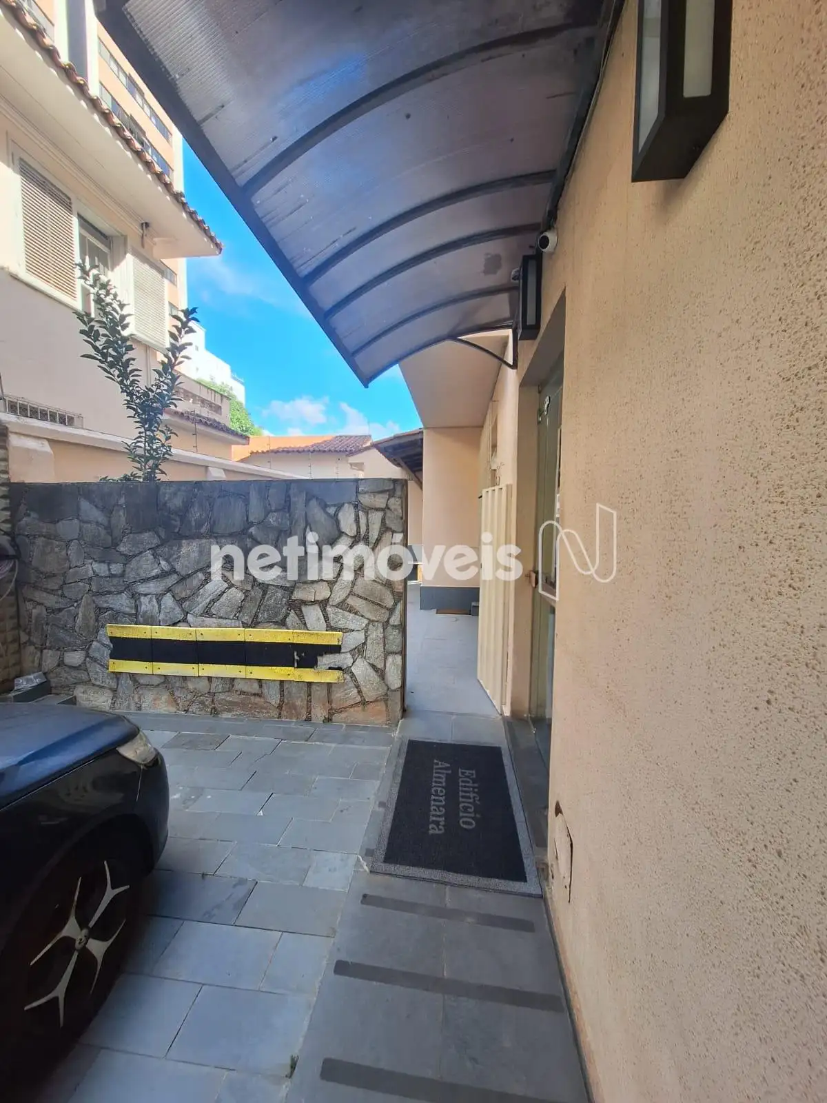 Vaga de Garagem a esquerda e entrada