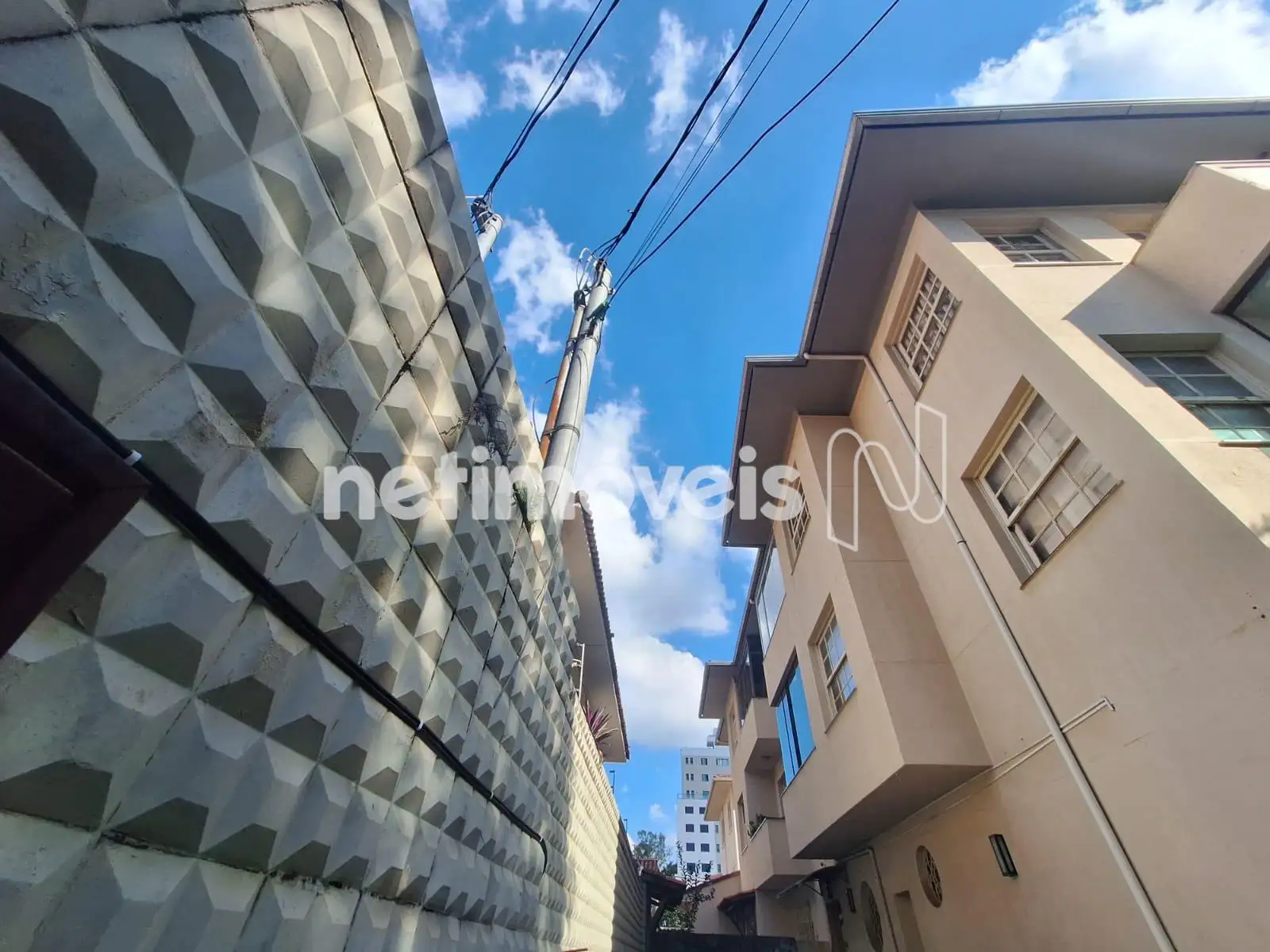 Detalhes, prédio bem cuidado