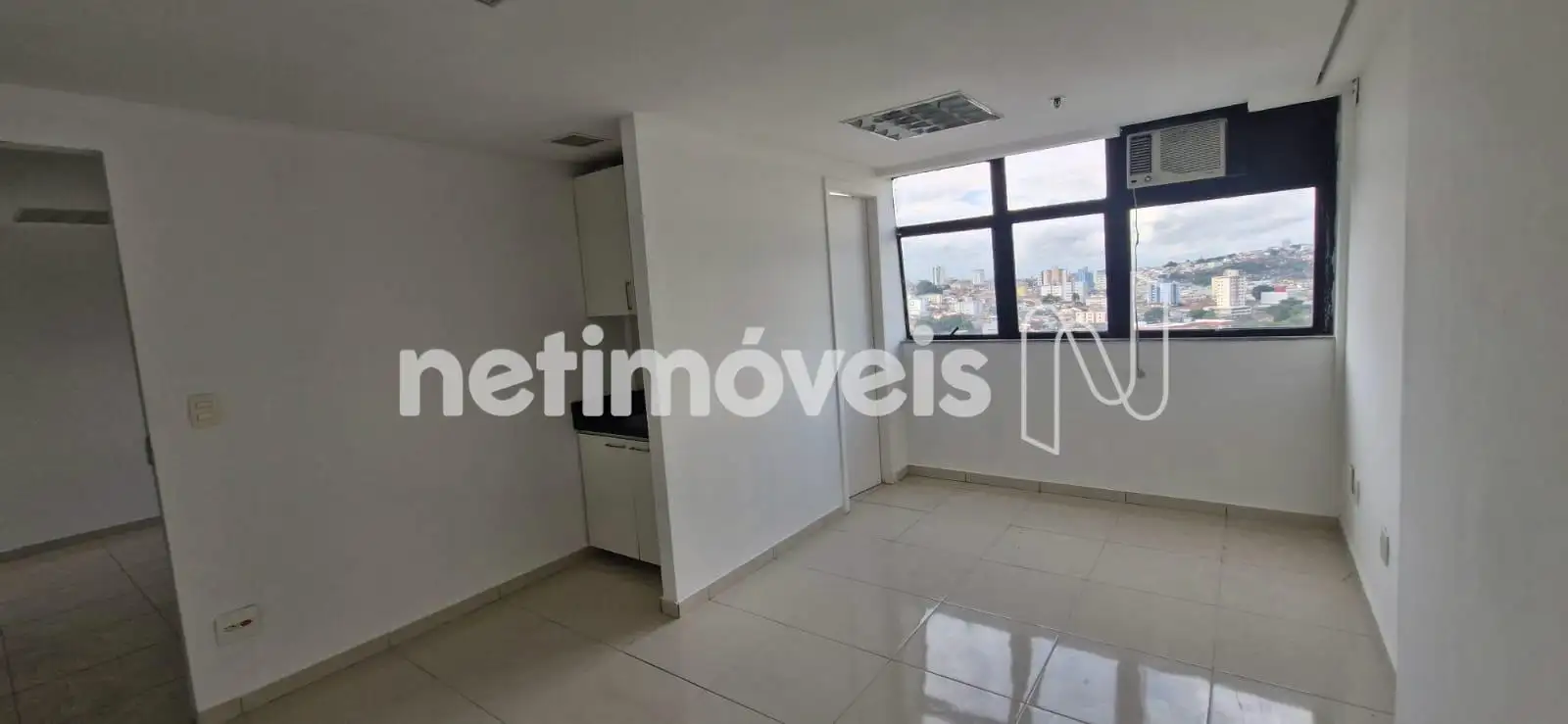 Lavabo e Banheiro ao Fundo