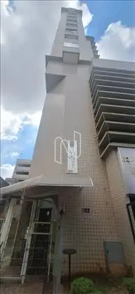 Fachada revestida com sacada
