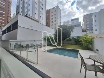Espaço agradável com pé de jabuticaba fundo