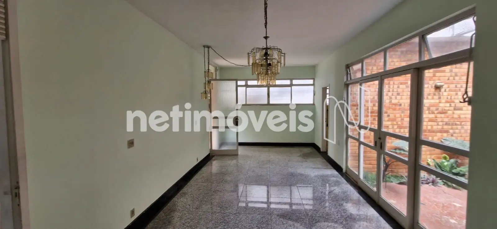 Sala dois ambientes com jardim de inverno