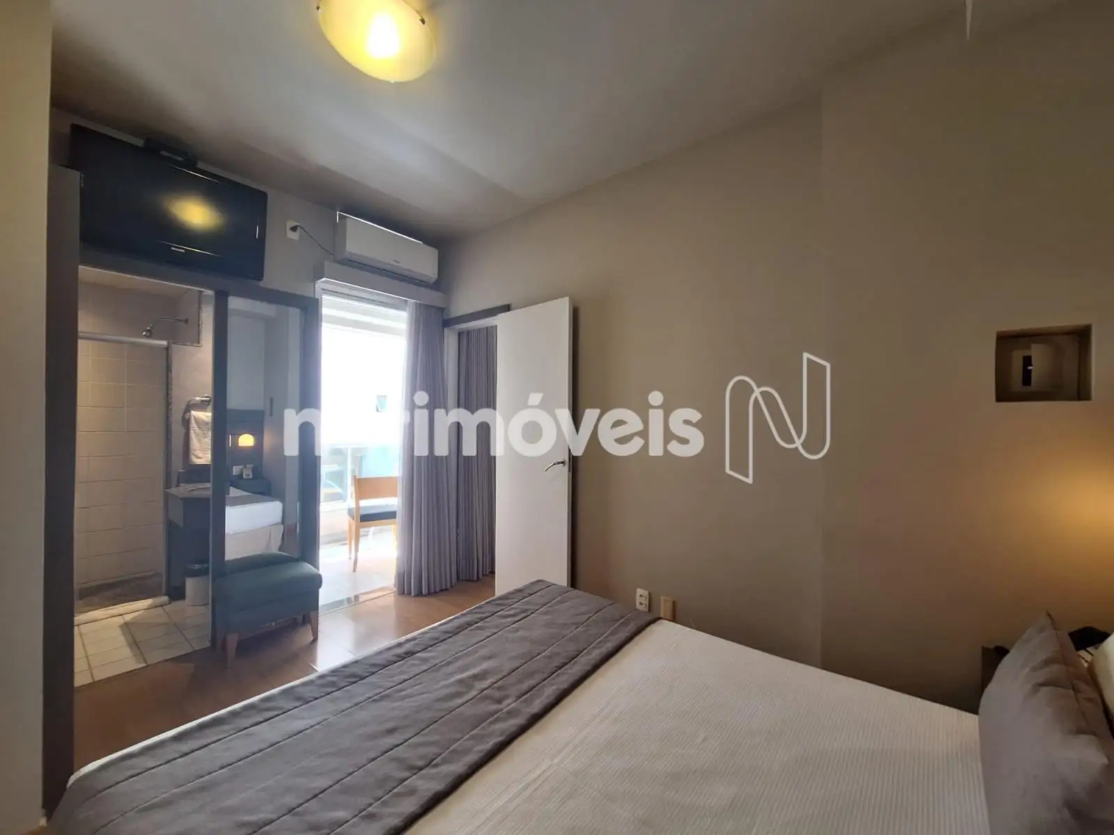 Suíte com acesso a varanda