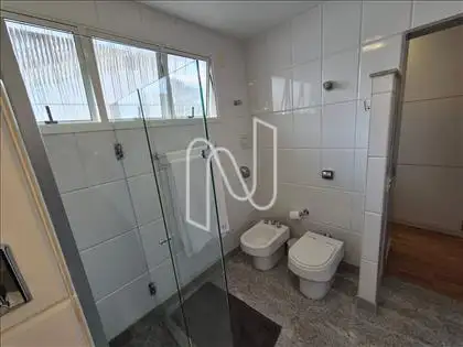 Banho suíte ângulo 4