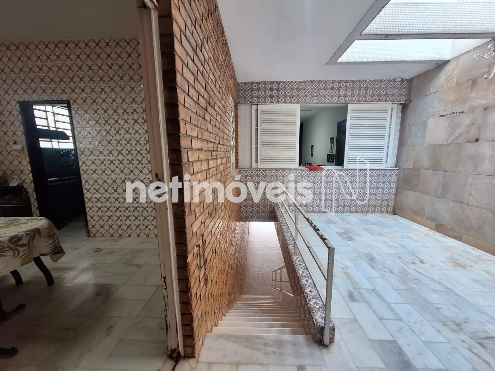 Casa linear com acessos independentes 