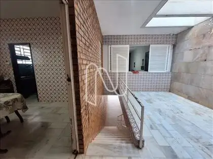 Casa linear com acessos independentes 