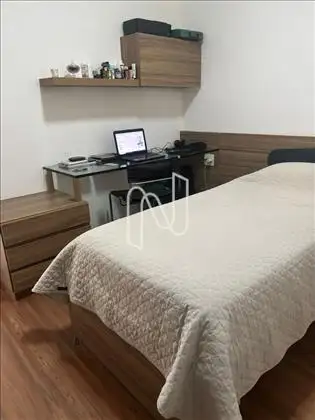 Quarto com armário 