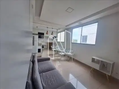 Teto rebaixado e detalhes nas paredes 