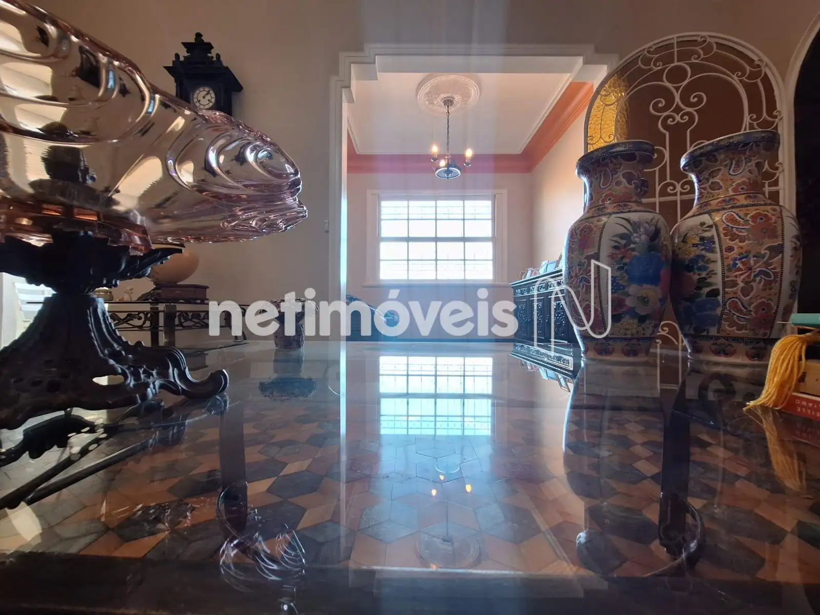 Sala de estar com sala íntima ao fundo