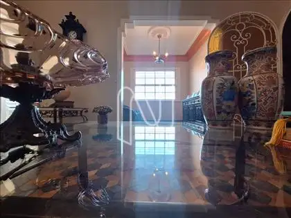 Sala de estar com sala íntima ao fundo 