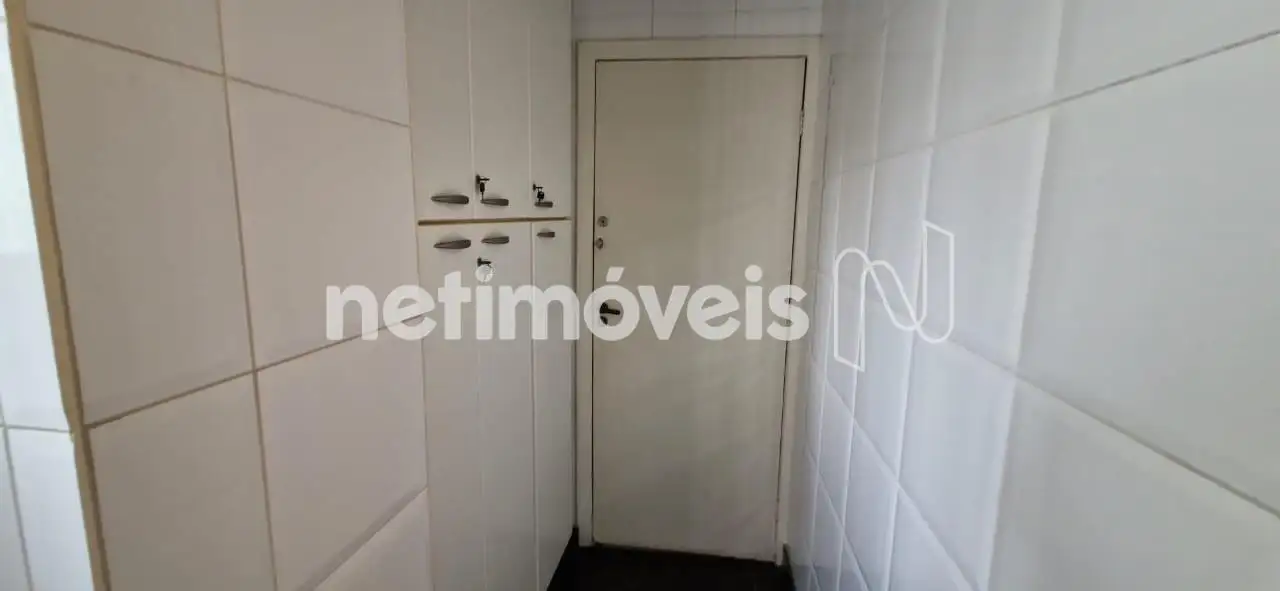 Área de serviços com armários