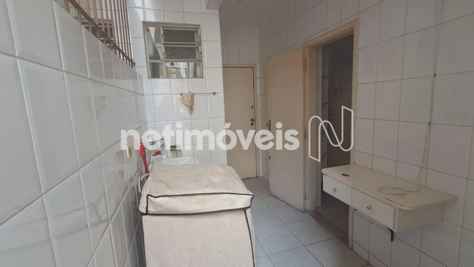 área de serviços com banho e despensa