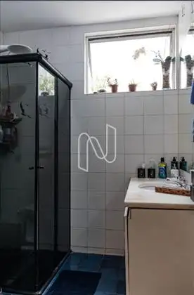 Banheiro suíte ângulo 1 