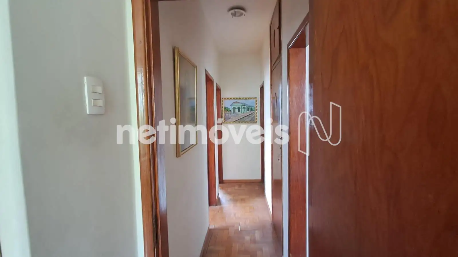 Corredor com rouparia