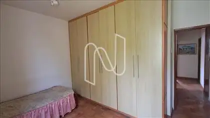Quarto com armário