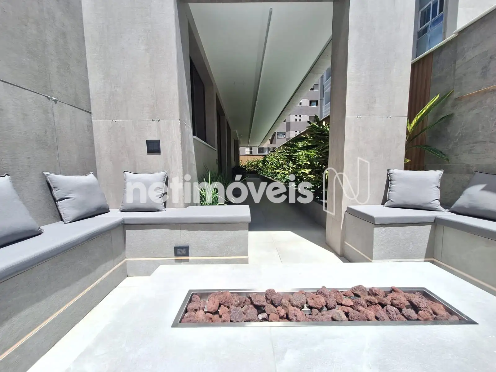 Lounge com lareira ângulo 3