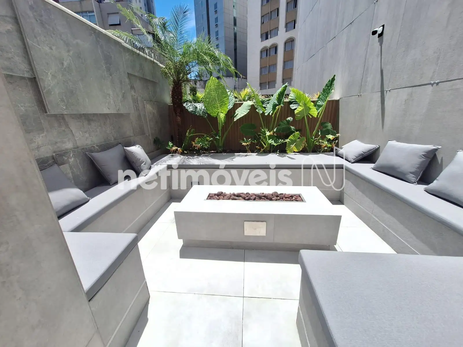 Lounge com lareira ângulo 1