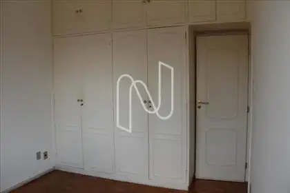 Quarto com armário 
