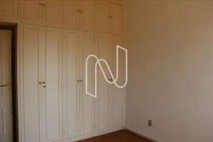Quarto com armário 
