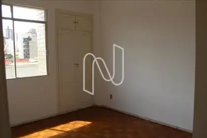 Quarto com armário 