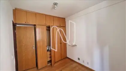Quarto com armário 