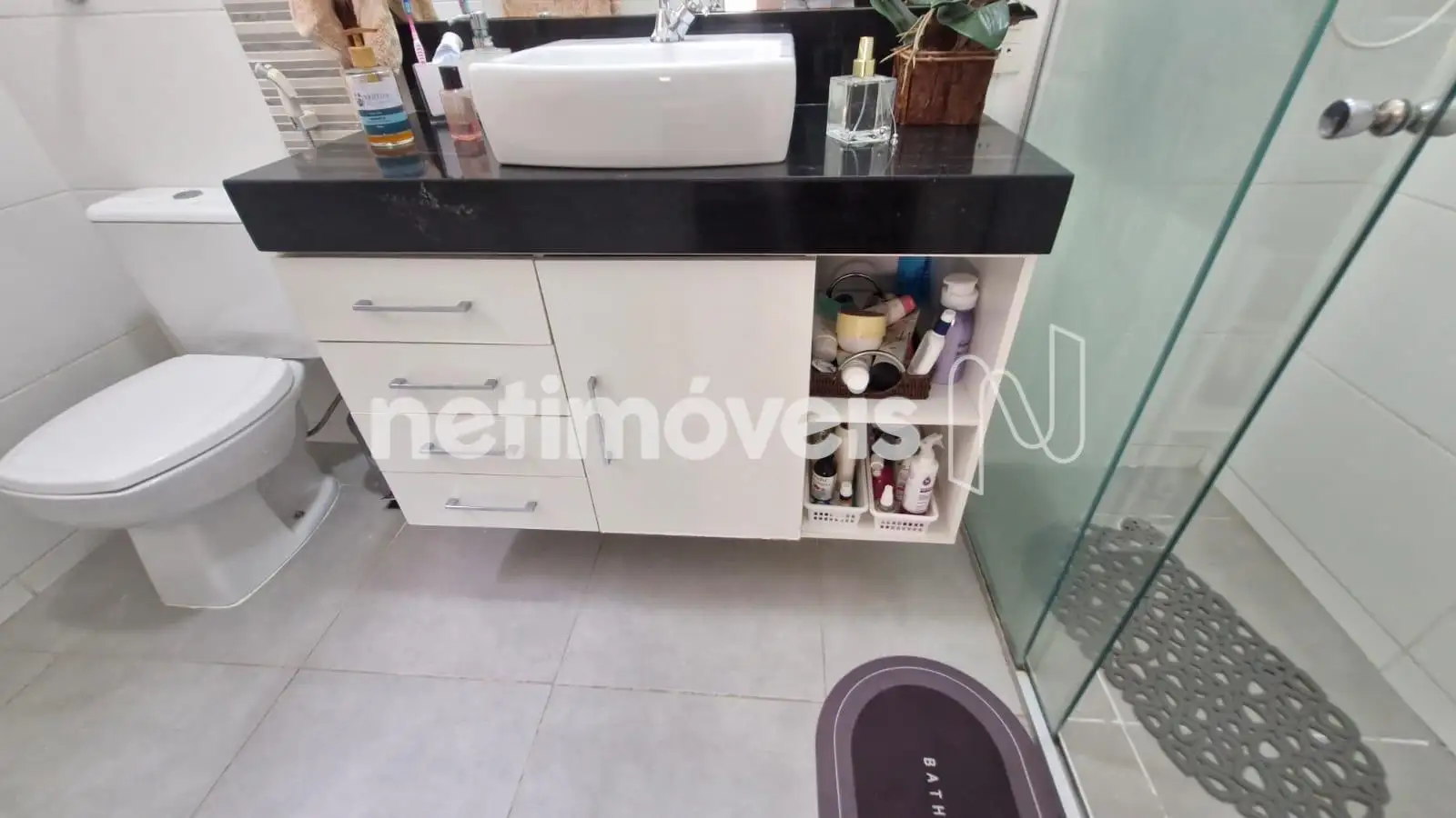 Banho suíte ângulo 1