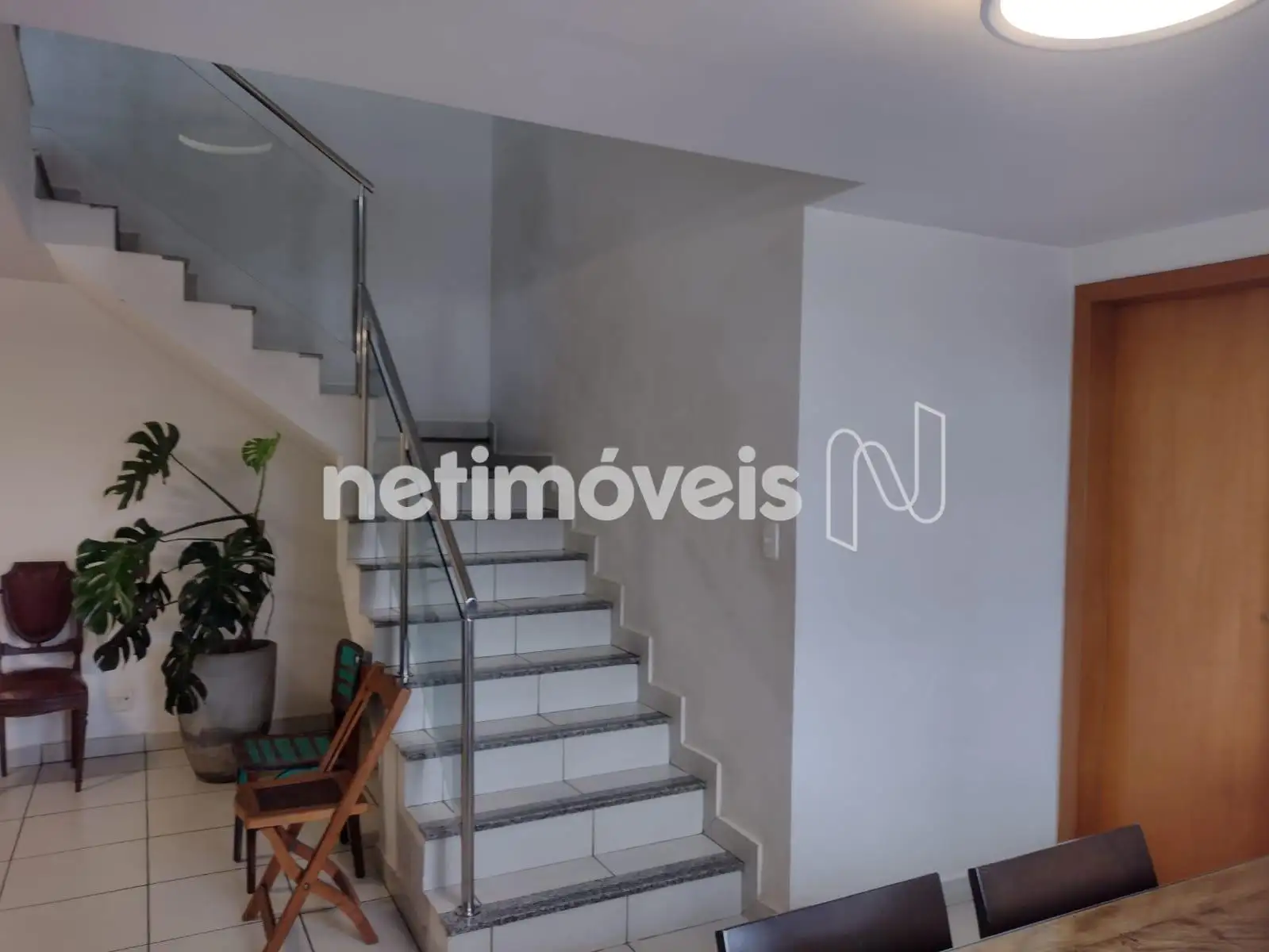 SALA (ÂNGULO 2) /ESCADA 