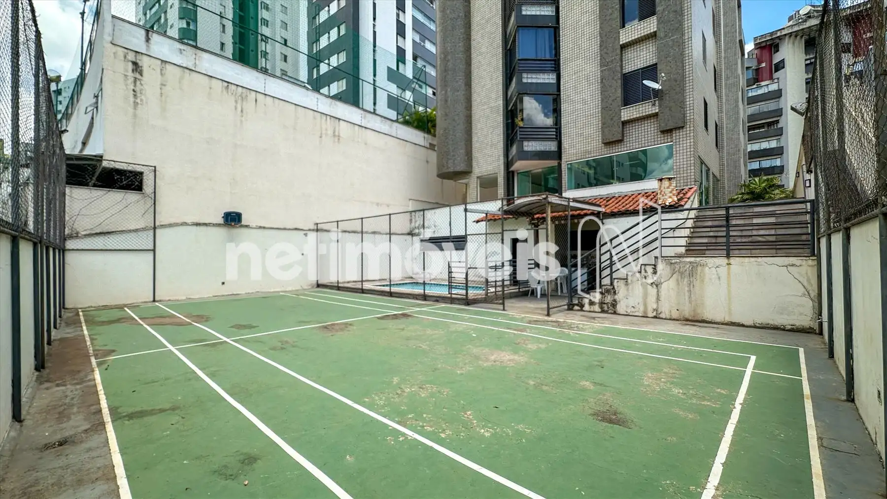 Diversão garantida: quadra e piscina!