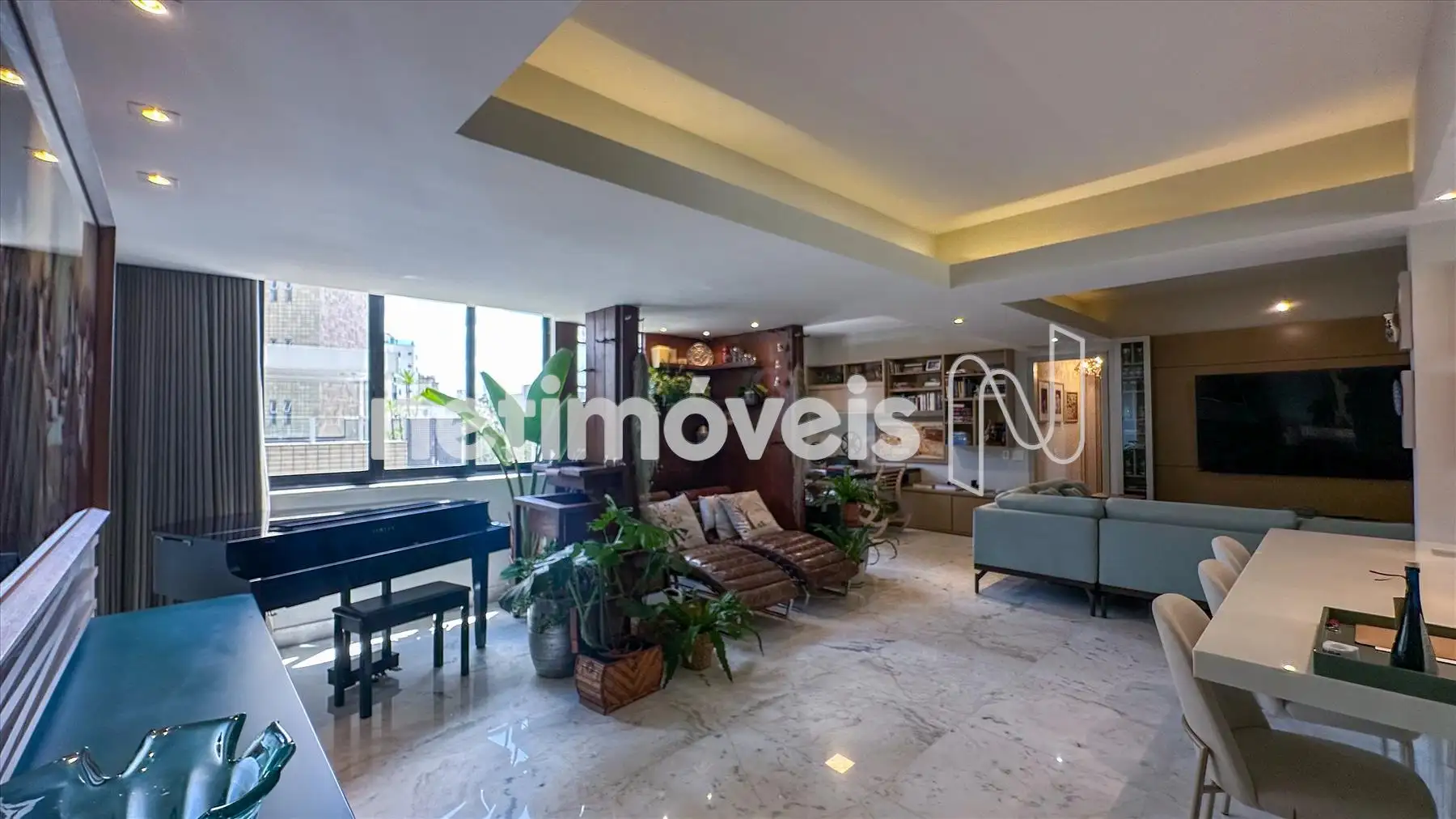 Sala ampla com jardim interno puro aconchego