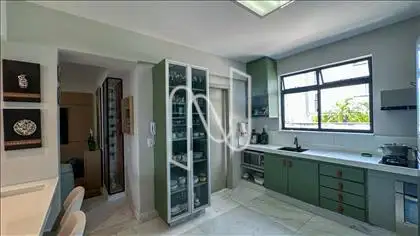 Integração perfeita entre sala e cozinha.