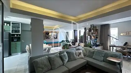 Escritório, TV e jantar em perfeita harmonia.