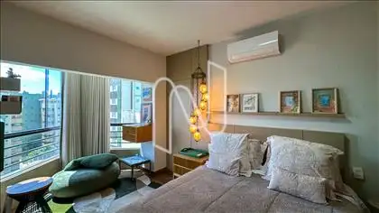 Quarto principal com espaço para relaxar