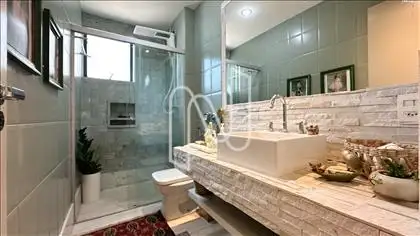 Banheiro social moderno e funcional.