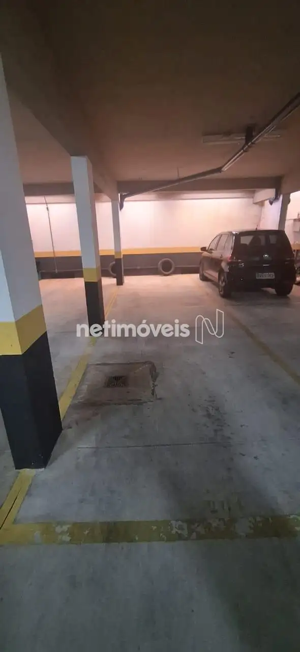 Vagas em linha, coberta, demarcada 