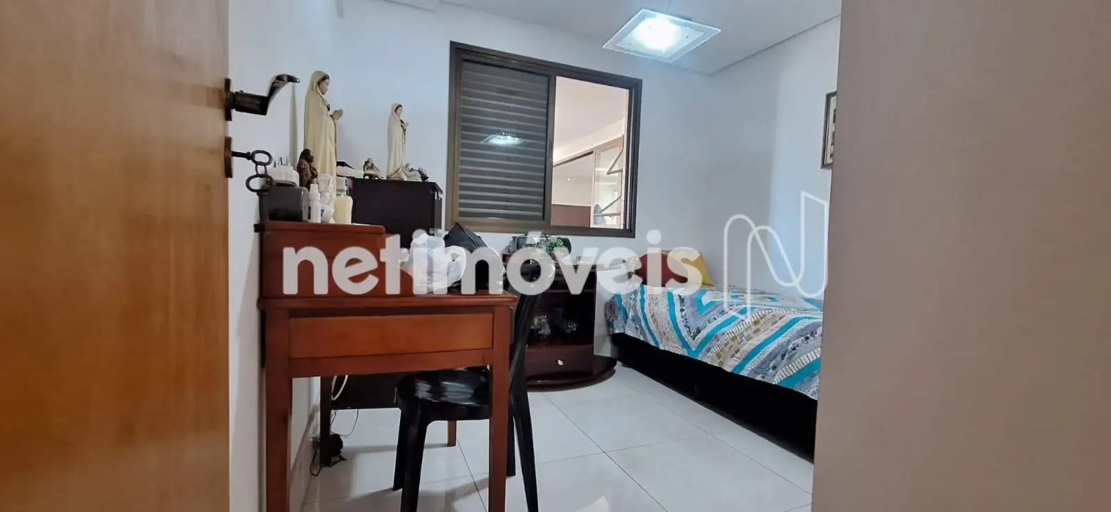 Quarto 03 com armários