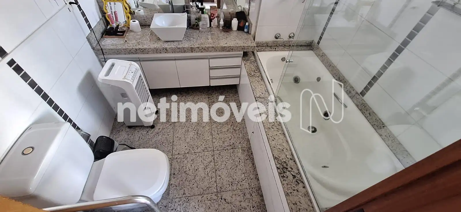 Banheiro com hidro, acabamento em granito
