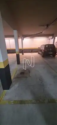 Vagas em linha, coberta, demarcada