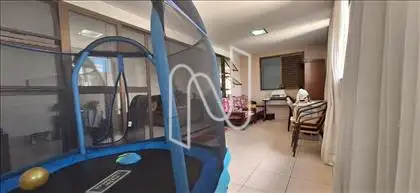 Muito espaço, acredite! É um pula-pula