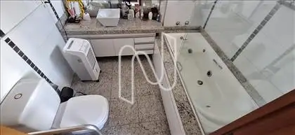 Banheiro com hidro, acabamento em granito