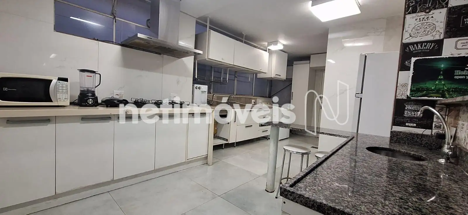 Cozinha Gourmet e lavanderia ao fundo