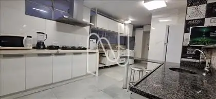 Cozinha Gourmet e lavanderia ao fundo 