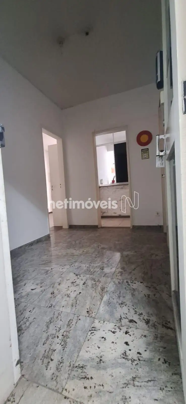 Sala em piso de granito