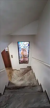 Prédio bem cuidado com elevador